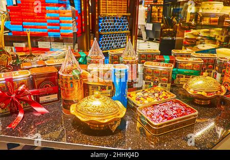 DUBAI, Emirati Arabi Uniti - 7 MARZO 2020: Il bancone della pasticceria turca Hafiz Mustafa con un'ampia gamma di dolci diversi in belle confezioni regalo, Dubai Mall, Foto Stock