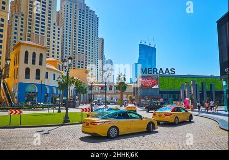 DUBAI, Emirati Arabi Uniti - 7 MARZO 2020: La linea di taxi al centro commerciale di JBR Marina Beach, il 7 marzo a Dubai Foto Stock