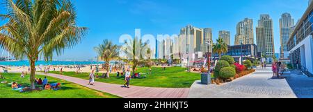 DUBAI, Emirati Arabi Uniti - 7 MARZO 2020: Panorama della spiaggia di sce JBR Marina con parco verde, spiaggia sabbiosa, yacht sulle acque del Golfo Persico, il 7 marzo a Dubai Foto Stock