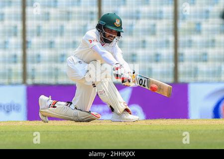 Chittagong, Bangladesh. 04th Set 2017. Il cricketer del Bangladesh Mominul Haque è stato visto in azione durante il test match del 2nd tra Australia e Bangladesh allo stadio Zohur Ahmed Chowdhury. Australia ha vinto da 7 wickets (Foto di MD Manik/SOPA Images/Sipa USA) Credit: Sipa USA/Alamy Live News Foto Stock