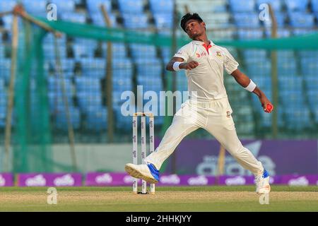 Chittagong, Bangladesh. 06th Set 2017. Il cricketer del Bangladesh Mustafizur Rahman ha visto in azione durante la prova partita 2nd tra Australia e Bangladesh allo stadio Zohur Ahmed Chowdhury. Australia ha vinto da 7 wickets (Foto di MD Manik/SOPA Images/Sipa USA) Credit: Sipa USA/Alamy Live News Foto Stock