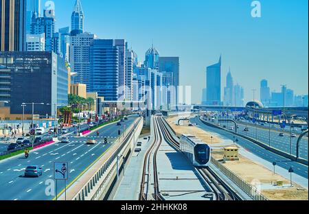 DUBAI, Emirati Arabi Uniti - 7 MARZO 2020: La vista sul tram a cavallo moderno, traffico veloce e la Torre di Arenco di Dubai Internet City sullo sfondo, il 7 marzo in Foto Stock