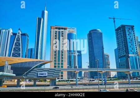 DUBAI, Emirati Arabi Uniti - 7 MARZO 2020: Stazione della metropolitana DMCC di fronte ai grattacieli di vetro del quartiere Jumeirah Lake Towers, il 7 marzo a Dubai Foto Stock