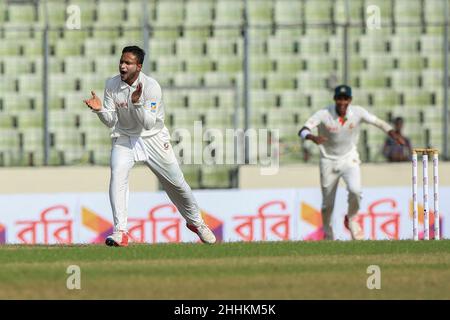 Dhaka, Bangladesh. 29th ago 2017. Bangladesh cricketer Shakib al Hasan (L) Wicket celebra durante il primo test match tra Australia e Bangladesh allo Sher-e-Bangla National Cricket Stadium di Dhaka.Bangladesh vinto da 20 corse (Foto di MD Manik/SOPA Images/Sipa USA) Credit: Sipa USA/Alamy Live News Foto Stock