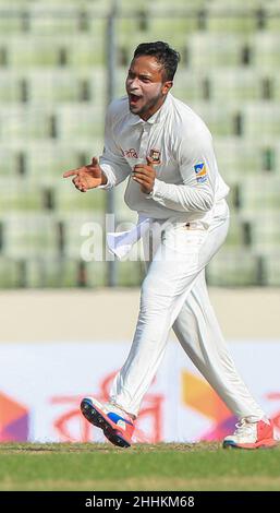 Dhaka, Bangladesh. 29th ago 2017. Il cricketer del Bangladesh Shakib al Hasan festeggia durante il primo incontro di prova tra Australia e Bangladesh allo Sher-e-Bangla National Cricket Stadium di Dhaka. Bangladesh vinto da 20 corse (Foto di MD Manik/SOPA Images/Sipa USA) credito: Sipa USA/Alamy Live News Foto Stock