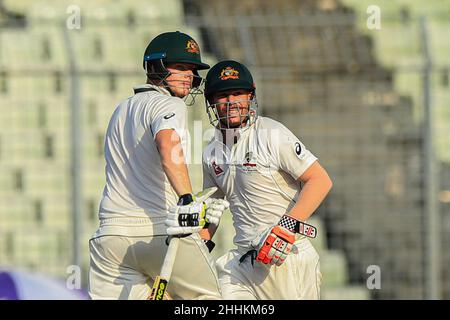 Dhaka, Bangladesh. 29th ago 2017. Il cricketer australiano David Warner (R) e Steven Smith (L) in azione durante il primo incontro di prova tra Bangladesh e Australia allo Sher-e-Bangla National Cricket Stadium di Dhaka.Bangladesh ha vinto da 20 corse (Foto di MD Manik/SOPA Images/Sipa USA) Credit: Sipa USA/Alamy Live News Foto Stock