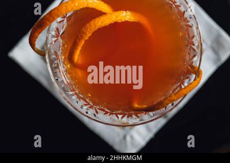 guarnire con una zuppa di arancia con un bicchierino di spumante Foto Stock