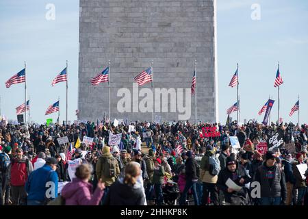 I dimostranti partecipano alla sconfitta della marcia Mandati a Washington, DC, il 23 gennaio 2022, protestando maschera e il mandato di vaccinazione COVID-19. USA. Foto Stock