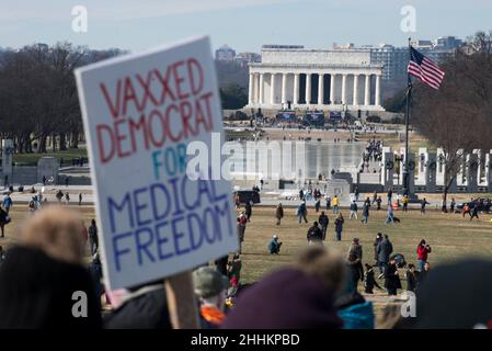 Vaxed democratico per la libertà medica alla sconfitta la marcia Mandati verso la piscina riflettente Lincoln Memorial a Washington, DC, il 23 gennaio 2022. Foto Stock