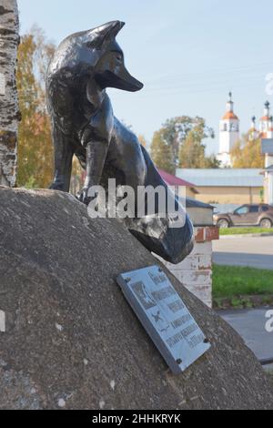 Totma, regione di Vologda, Russia - 24 settembre 2020: Monumento alla volpe nera sulla piazza Torgovaya della città di Totma, regione di Vologda Foto Stock