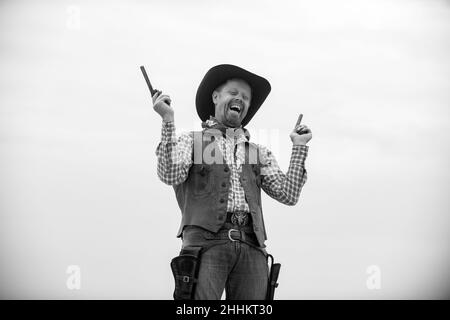 Cercavo occidentale. Buon cowboy divertente con arma. Bandito americano, uomo occidentale con cappello. Ovest e pistole. Foto Stock