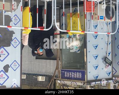 PECHINO, CINA - 25 GENNAIO 2022 - Un cittadino effettua un test sugli acidi nucleici in un sito di test sugli acidi nucleici in Taoranting Street, distretto di Xicheng, Pechino, Foto Stock