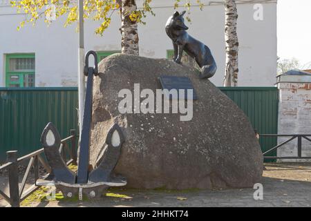 Totma, regione di Vologda, Russia - 24 settembre 2020: Un segno commemorativo è stato eretto in onore della volpe nera sulla piazza Torgovaya nella città di Totma Foto Stock