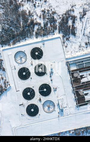 riciclaggio di acqua contaminata in serbatoi di decantazione rotondi sulla stazione di trattamento delle acque reflue. drone foto. Foto Stock