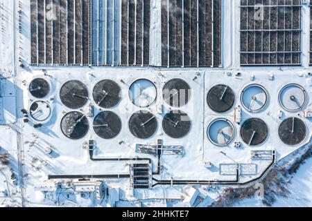 vista aerea dall'alto dei serbatoi di sedimentazione e dei serbatoi di aerazione delle acque reflue nell'impianto di trattamento delle acque reflue Foto Stock