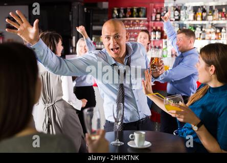 Uomo ubriaco che si diverte a festa Foto Stock