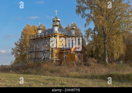 Restaurazione della Chiesa della Natività della Beata Vergine Maria nel villaggio di Zhavoronkovo, distretto di Verkhovazhsky, regione di Vologda, Russia Foto Stock