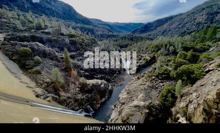 Yosemite National Park, CA, U.S.A. 24th Jan, 2022. L'inizio del fiume Tuolumne inizia dal fondo della diga o'Shaughnessy e dal bacino di Hetch Hetchy. Il lago artificiale di Hetch Hetchy ha un'escursione perfetta intorno al lato nord del serbatoio. (Credit Image: © Marty Bicek/ZUMA Press Wire) Foto Stock