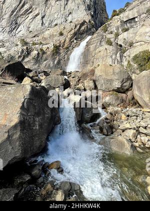 Yosemite National Park, CA, U.S.A. 24th Jan, 2022. Le cascate di Wapama si adornano fino alla riserva di Hetch Hetchy. Il lago artificiale di Hetch Hetchy ha un'escursione perfetta intorno al lato nord del serbatoio. (Credit Image: © Marty Bicek/ZUMA Press Wire) Foto Stock