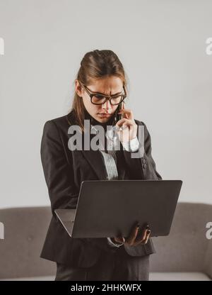 Ritratto di serio commercialista di donna d'affari in abbigliamento formale al posto di lavoro d'ufficio. Donna manager di successo, bella segretaria ragazza. Donna d'affari Foto Stock