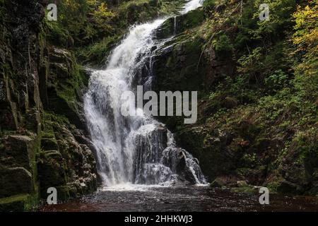 Cascata Kamienczyk - la cascata più alta del Sudetenland polacco vicino alla città di Szklarska Poreba. Foto Stock