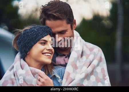 Giovane bella coppia divertirsi in campeggio Foto Stock