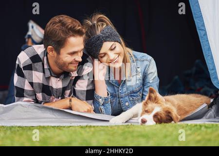 Giovane bella coppia divertirsi in campeggio Foto Stock