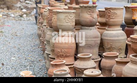 Vasi di Clay vuoti per piante sono esposti per la vendita ad un vivaio di pianta Foto Stock