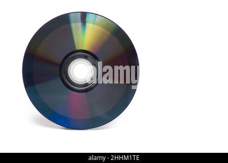 Primo piano del CD DVD compact disc che appare colorato in colori arcobaleno come supporto dati su sfondo bianco Foto Stock