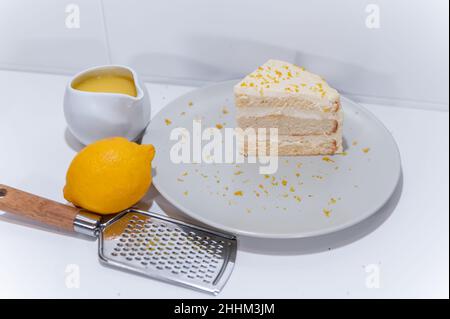 torta a strati di limone, calce spugnosa Foto Stock
