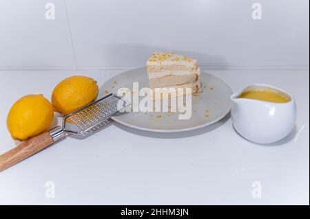 torta a strati di limone, calce spugnosa Foto Stock