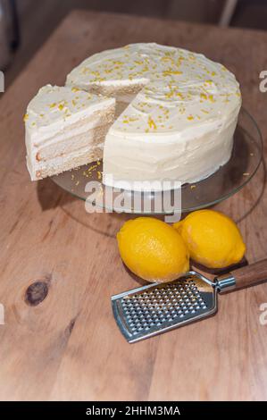 torta a strati di limone, calce spugnosa Foto Stock