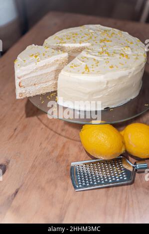 torta a strati di limone, calce spugnosa Foto Stock