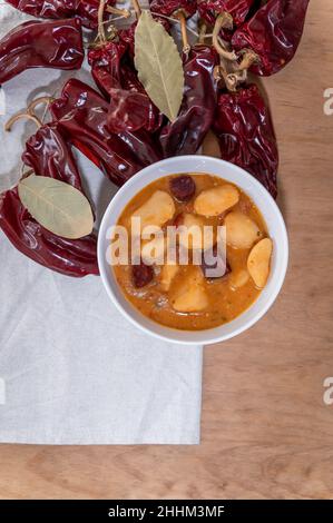 creatrice zuppa di patate crema peperoni fagioli chorizo sopa riojana Foto Stock