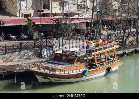 Manavgat, Turchia -20 gennaio 2022: La barca per i viaggi turistici è ormeggiata al canale d'acqua. Piccolo yacht sono legati al fiume in un piccolo rimorchio turistico Foto Stock