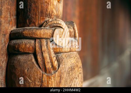 Borgund, Norvegia. Dettagli scolpiti della famosa pietra miliare norvegese in legno stavkirke. Antica chiesa a tre navate in legno antico. Chiudi vista, Dettagli Foto Stock