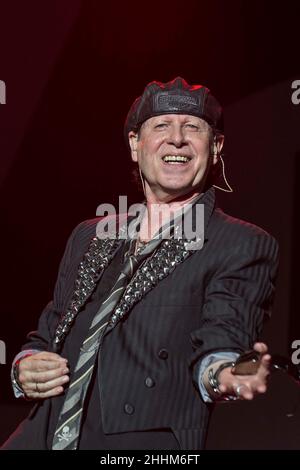 07 agosto 2015 - Corea del Sud, Incheon : Klaus Meine della rock band tedesca gli Scorpions suonano sul palco durante il Pentaport Rock Festival 10th a Incheon, Corea del Sud. (Yescom Ent / Polaris) Foto Stock