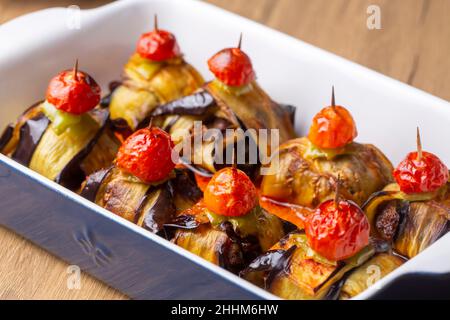 Delizioso cibo turco tradizionale; kebab Kofte avvolto in melanzane (nome turco; Islim - islim kebabi o kurdan kebabi) Foto Stock