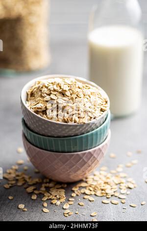 Colazione cereali. Farinata d'avena cruda. Fiocchi di avena crudi nel recipiente. Foto Stock