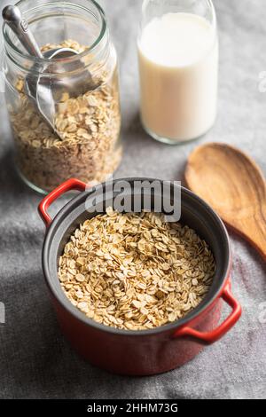 Colazione cereali. Farinata d'avena cruda. Fiocchi di avena crudi in pentola. Foto Stock