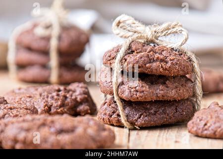 Primo piano dei cookie con chip CHoc impilati legati insieme alla stringa. (messa a fuoco selettiva) Foto Stock