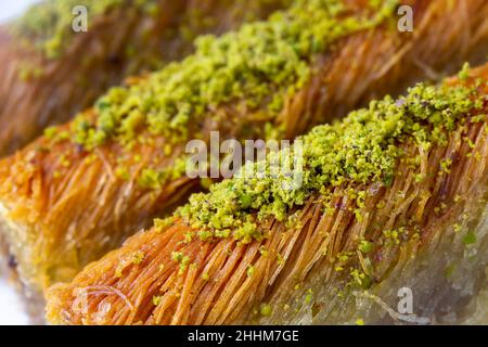 Famoso dessert turco burma kadayif su piatto con pistacchio Foto Stock