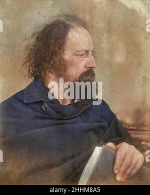 Alfred Tennyson, 1st Barone Tennyson, 1809 – 1892. Poeta Laureato di Gran Bretagna e Irlanda. Dopo un lavoro del fotografo britannico Julia Margaret Cameron, 1815 - 1879. Successiva colorazione. Foto Stock