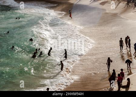 Grande gruppo di persone sulla spiaggia di Paciencia nel quartiere Rio Vermelho di Salvador, Brasile. Foto Stock