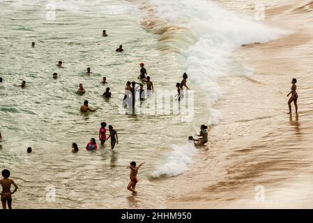 Grande gruppo di persone sulla spiaggia di Paciencia nel quartiere Rio Vermelho di Salvador, Brasile. Foto Stock