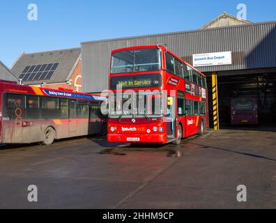 Autobus a due piani Ipswich Reds fuori dal deposito degli autobus, prime contee orientali, Ipswich, Suffolk, Inghilterra, REGNO UNITO Foto Stock