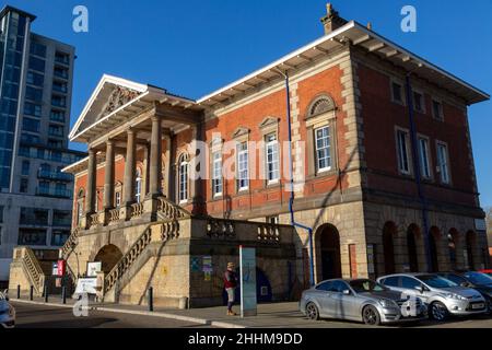 The Old Custom House, sede dell'autorità portuale, Wet Dock, Ipswich, Suffolk, Inghilterra, Costruito nel Regno Unito nel 1844 Foto Stock