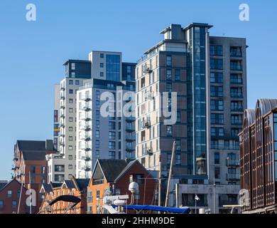 Appartamenti alti sul lungomare, Wet Dock, Ipswich, Suffolk, Inghilterra, REGNO UNITO Foto Stock