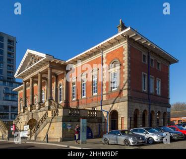 The Old Custom House, sede dell'autorità portuale, Wet Dock, Ipswich, Suffolk, Inghilterra, Costruito nel Regno Unito nel 1844 Foto Stock