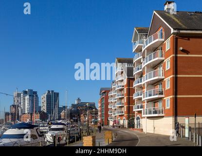 Appartamenti e appartamenti di alto livello con barche in mare sul lungomare, Wet Dock, Ipswich, Suffolk, Inghilterra, REGNO UNITO Foto Stock